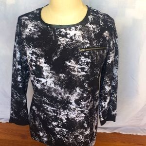 Black and white print blouse with zipper pocket